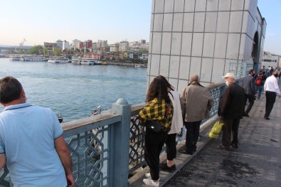 Galata Köprüsü'nde Denizden Erkek Cesedi Çıktı