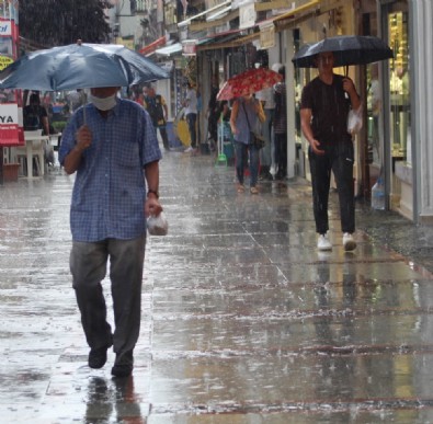 İstanbul'da beklenen sağanak yağış başladı