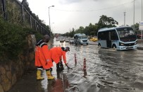 İstanbul'da Sağanak Yağmur Etkili Oldu, Harem Sahil Yolunu Su Bastı