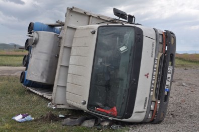 Kars'ta Hortum 5 Tonluk Kamyonu Devirdi