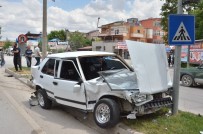 Otomobille Ambulans Çarpıştı Açıklaması 1 Yaralı