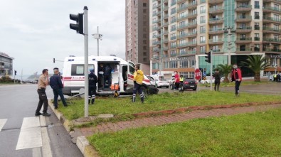 Ambulansla Otomobil Çarpıştı 1'İ Ağır 2 Yaralı