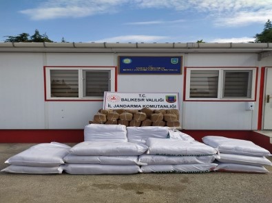 Balıkesir'de Jandarma 750 Kilo Kaçak Tütün Yakaladı