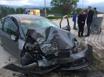 Bursa'da Kontrolden Çıkan Otomobil Duvara Çarptı Açıklaması 3 Yaralı