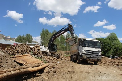 Bingöl'de Deprem Bölgesinde Enkaz Kaldırma Çalışması Sürüyor