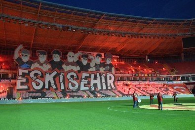 Eskişehirspor Taraftarından Maskeli Kareografi