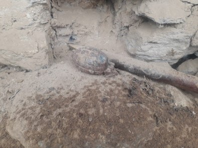 Uşak'ta Yıkılan Binadan El Bombası Çıktı