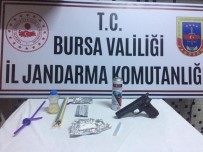 Yapılan Aramada Uyuşturucu Madde Ve Ruhsatsız Silah Çıktı 2 Kişi Gözaltına Alındı