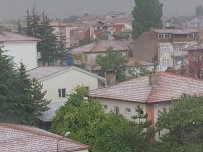 20 Dakika Yağan Dolu, İlçe Merkezi Ve Tarım Alanlarına Büyük Zarar Verdi