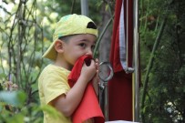 Babalar Günü'nde Şehit Amcasının Kabrinde Bulunan Bayrağı Öptü