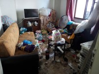 Komşuları Şikayet Etti, Evden 3 Kamyon Çöp Çıktı