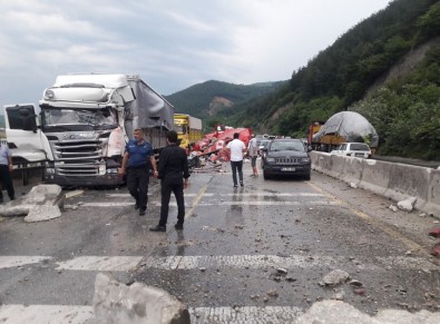 Sakarya'da Tır Ortalığı Savaş Alanına Çevirdi Açıklaması 5 Yaralı