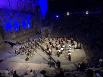 Türkiye'nin Yedi Tenoru İlk Kez Aynı Sahnede Buluştu; Konseri Dinleyenlerin Kulaklarının Pası Silindi
