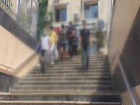 Kendilerine Polis Süsü Vererek Para Ve Cep Telefonu Çalan Şebeke Kamerada