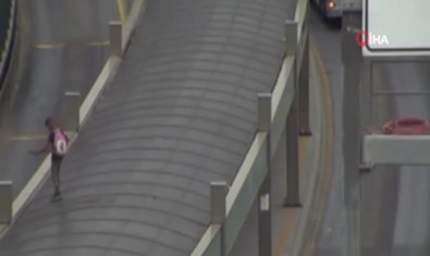 Metrobüs Durağında Küçük Çocuğun Tehlikeli Oyunu