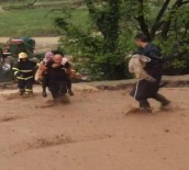 Sel Sularında Sırtında Köpeği İle Kalan Kadını Ekipler Kurtardı