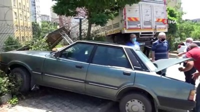 Tuzla'da Freni Boşalan Kamyon Otomobile Çarptı, Ardından Site Bahçesine Daldı