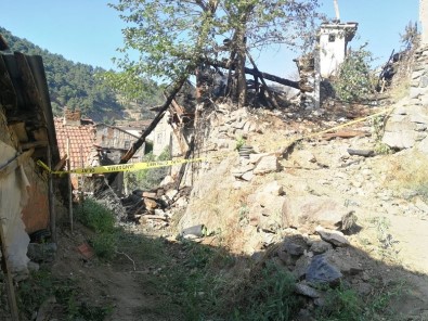 3 Evin Kül Olduğu Yangın Sonrası Hasar Tespit Çalışmaları Başladı