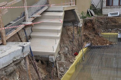 İzmir'de Sağanak Yağış Sonrası 2 Apartmanın Girişinde Çökme Meydana Geldi