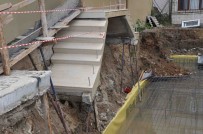 İzmir'de Sağanak Yağış Sonrası 2 Apartmanın Girişinde Çökme Meydana Geldi