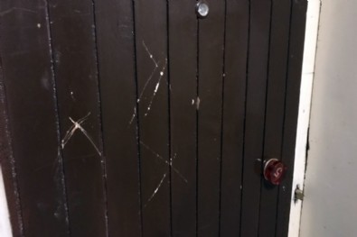 51 yaşındaki adam evde ölü bulundu! Kapıdaki işaret dikkat çekti...