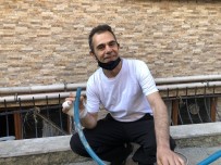 Hortumla Hayata Tutunan Adam Evinin Önünde Yaşadıklarını Anlattı