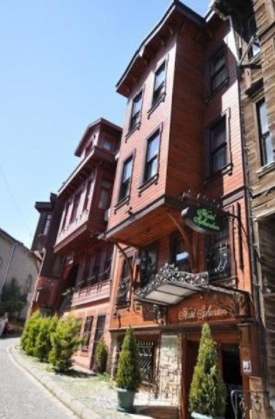 Müdürü olduğu tarihi oteli 2 milyon dolara sattı. Yakayı böyle ele verdi