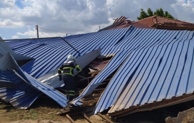 Önce Gökyüzünde Hortum Görüldü, Sonra Çatılar Yerle Bir Oldu