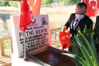 Vali Yırık, Şehit Sekin'in Kabrini Ziyaret Etti