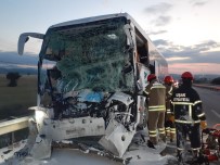 Yolcu Otobüsü Kamyona Arkadan Çarptı Açıklaması 2 Ölü, 18 Yaralı Haberi