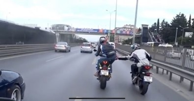 E-5 Karayolu'nda Motosikletli Magandalar Dans Edip Birbirine Tekme Attı