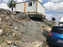 Esenyurt'ta İstinat Duvarının Altında Aracı Kalan Vatandaş Yaşadıklarını Anlattı