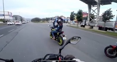 (Özel) E-5 Karayolu'nda Motosikletli Magandalar Dans Edip Birbirine Tekme Attı