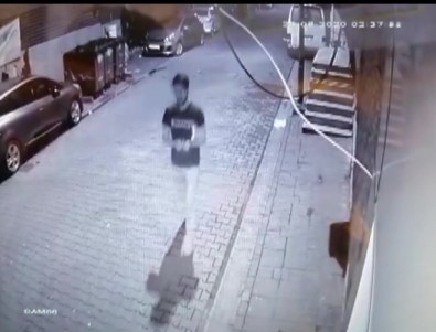 (Özel) Üsküdar'da Pes Dedirten Görüntü; Kur'an-I Kerim'i Yırtarak Çöpe Attı