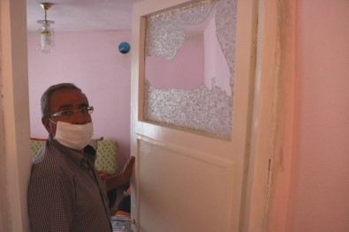 2017'Deki Depremde Kırılan Camını 'Hatıra' Diye Tamir Ettirmiyor