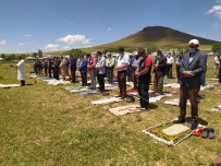 Depremin Gölgesinde İlk Cuma Namazı
