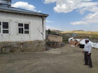 Depremzedeler Hasar Gören Evlerini Boşaltıyor