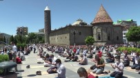 Erzurum'da Cuma Namazında Meydanlar Doldu Taştı