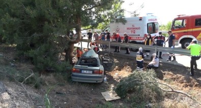 Kontrolden Çıkan Otomobil Orta Refüjdeki Ağaca Çarptı Açıklaması 3 Yaralı