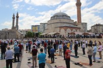 Sivas'ta Sosyal Mesafeli 5. Cuma Namazı