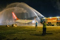 Corendon Airlines'in Antalya Havalimanı'na Getirdiği İlk Yolcular Su Takıyla Karşılandı