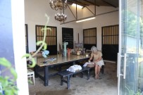 Ahırı Sanat Atölyesine Dönüştürdü