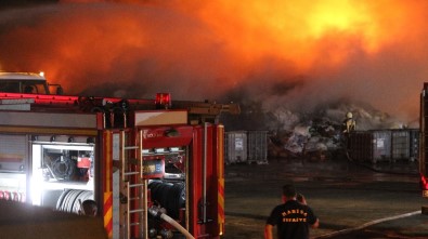 Manisa'da Fabrikanın Ham Maddelerinin Bulunduğu Alanda Yangın