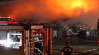 Manisa'da Fabrikanın Ham Maddelerinin Bulunduğu Alanda Yangın