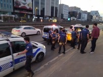 Bakırköy'de Bir Taksiciyi Rehin Alan Silahlı 5 Kişi Polis Tarafından Kovalamaca Sonrası Yakalandı