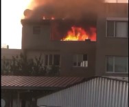 İzmir'de 4 Katlı Binanın Çatı Katında Korkutan Yangın