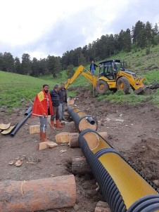 Şenkaya Belediyesi Mahallelerdeki Hayvan Sulama Problemini Çözüyor