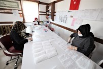 Başiskele'de Maske Üretimi Devam Ediyor