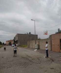 Çınar'da Çocukların Uçurtma Keyfi