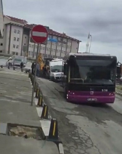 İstanbul'un göbeğinde İSKİ rezaleti! Otobüs geçerken yol çöktü